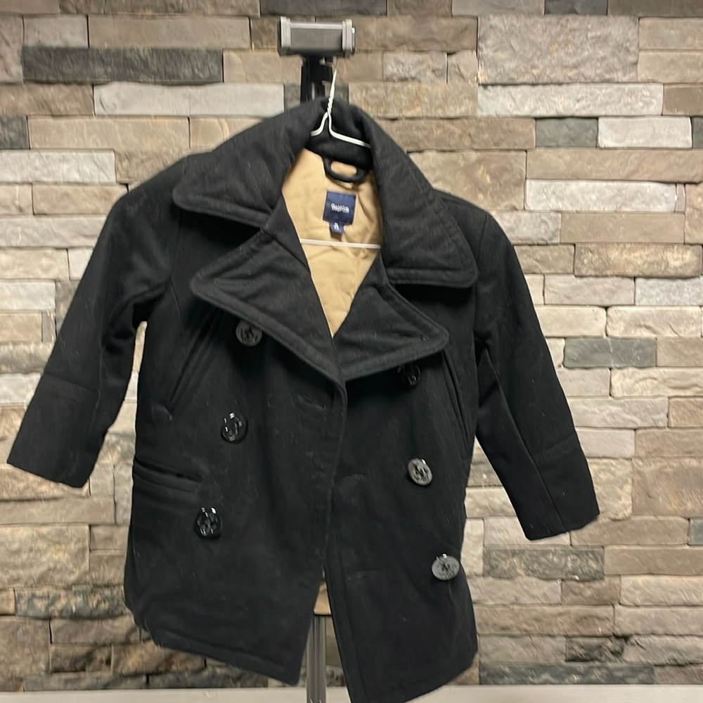 Gapkids traditional pea coat in black.
Size extra small (4-5)